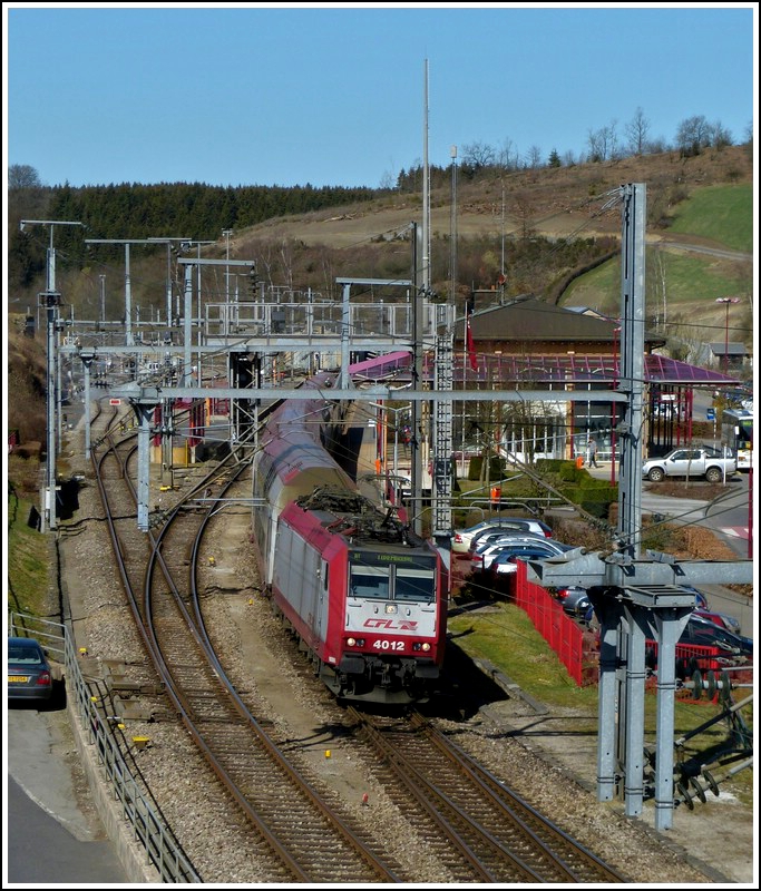 Ausfahrt aus dem Bahnhof von Troisvierges. 26.03.2012 (Jeanny)