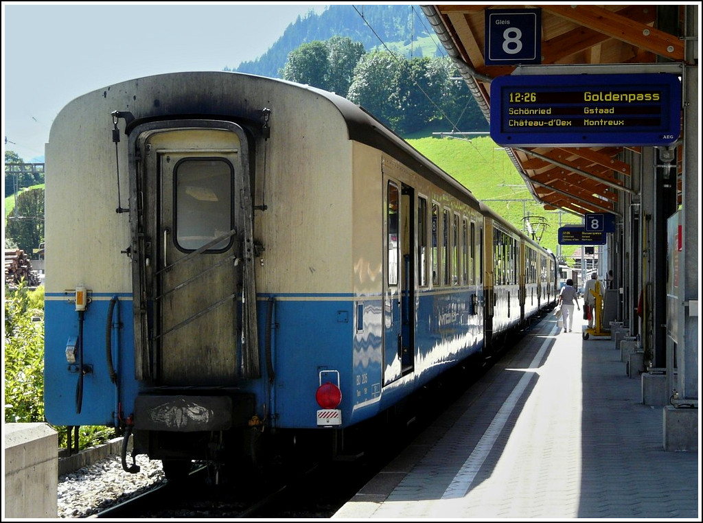 Der Goldenpass Classic steht am 31.07.2008 abfahrbereit im Bahnhof von Zweisimmen. (Jeanny)