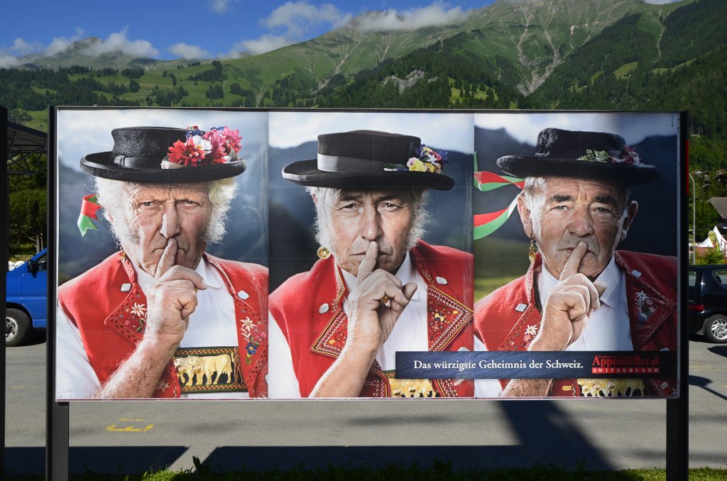 Die drei Herren erinnern mich an die auf diesem Bild
http://wwwfotococktail-revival.startbilder.de/name/einzelbild/number/224904/kategorie/Stadt+und+Land~Schweiz~Diverses.html.
(Aufnahme vom 01.07.2013)