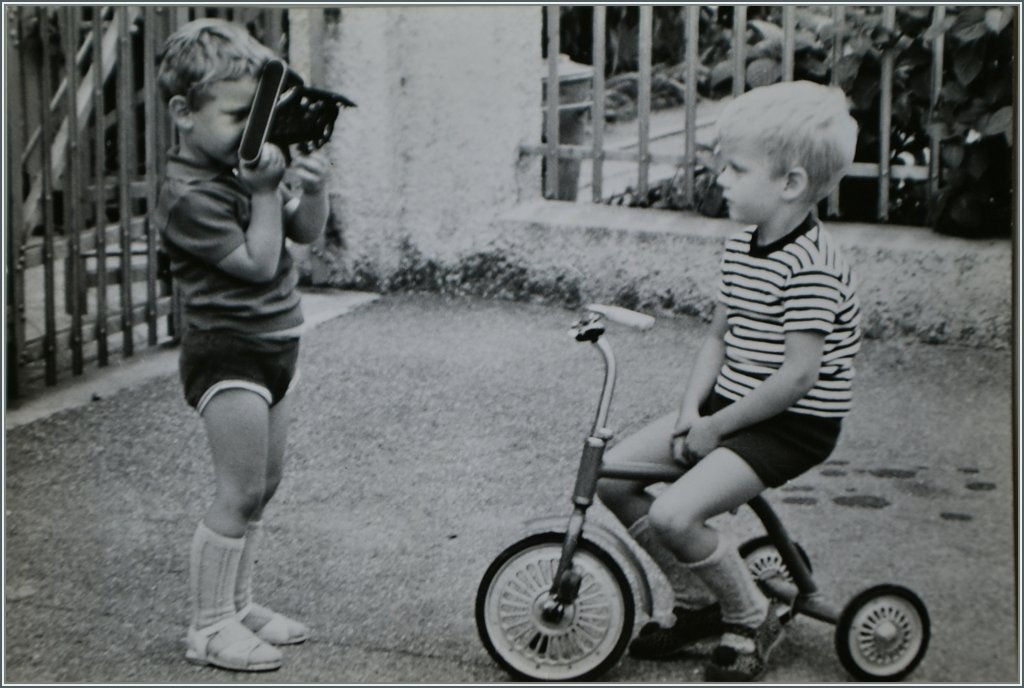Frh bt sich: der relativ kleine Stefan mit einer relativ grossen Kamera.
Ca 1966/67 - Fotografiertes Foto/Fotograf des Basisbildes: Mein Vater