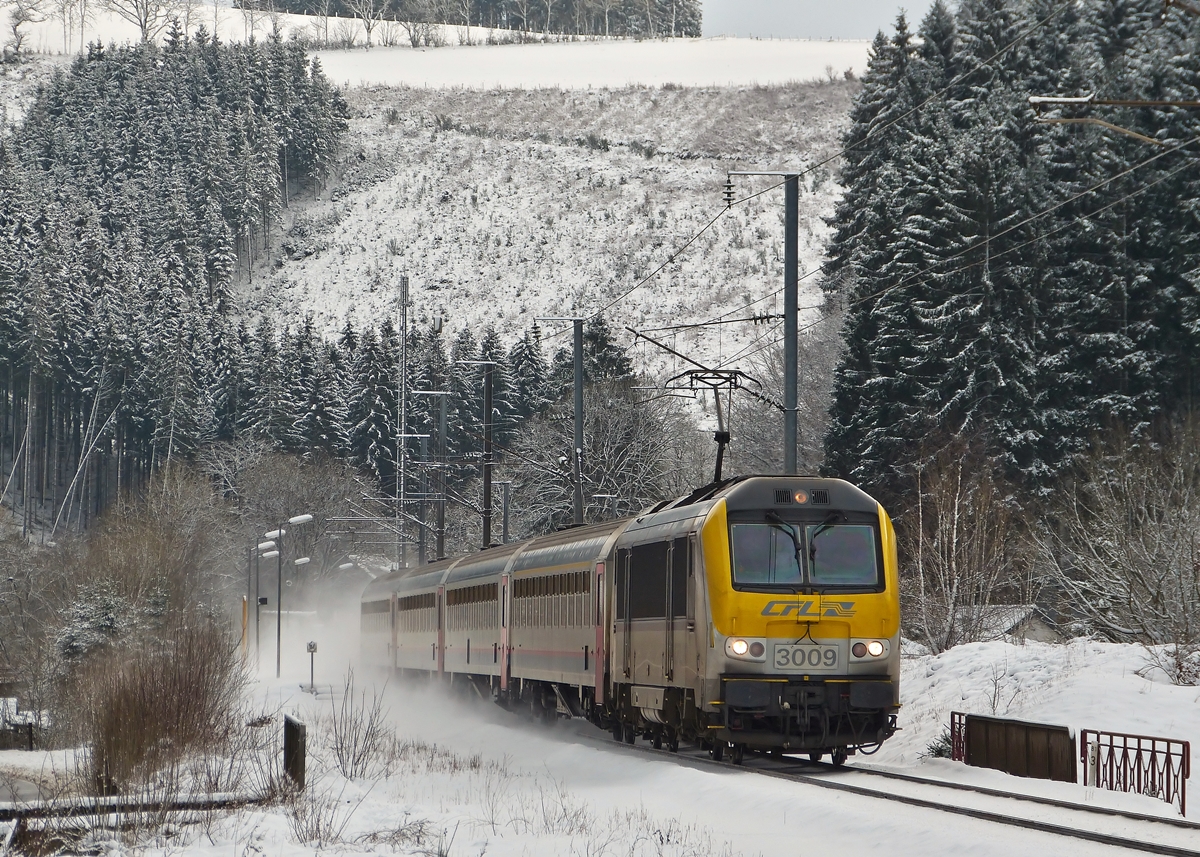 . Am 02.02.2015 zieht die 3009 den IC 113 Luxembourg - Liers durch die nicht mehr existierende Haltestelle Maulusmhle dem Bahnhof von Troisvierges entgegen. (Hans)
