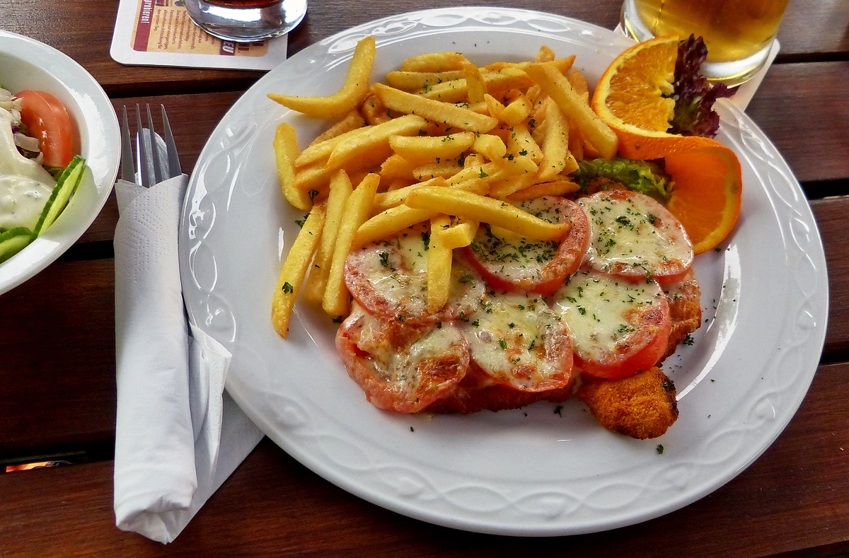 . Auch das mit Tomaten und Kse berbackene Schnitzel schmeckte hervorragend im Restaurant  Zum Gterschuppen  in Runkel. 26.05.2014 (Jeanny)