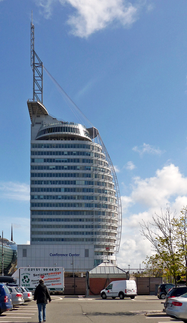 . Bremerhaven - Das Sail City Hochhaus mit seiner Aussichtsplattform, die grandiose Ausblicke gewhrt. 03.05.2016 (Jeanny)