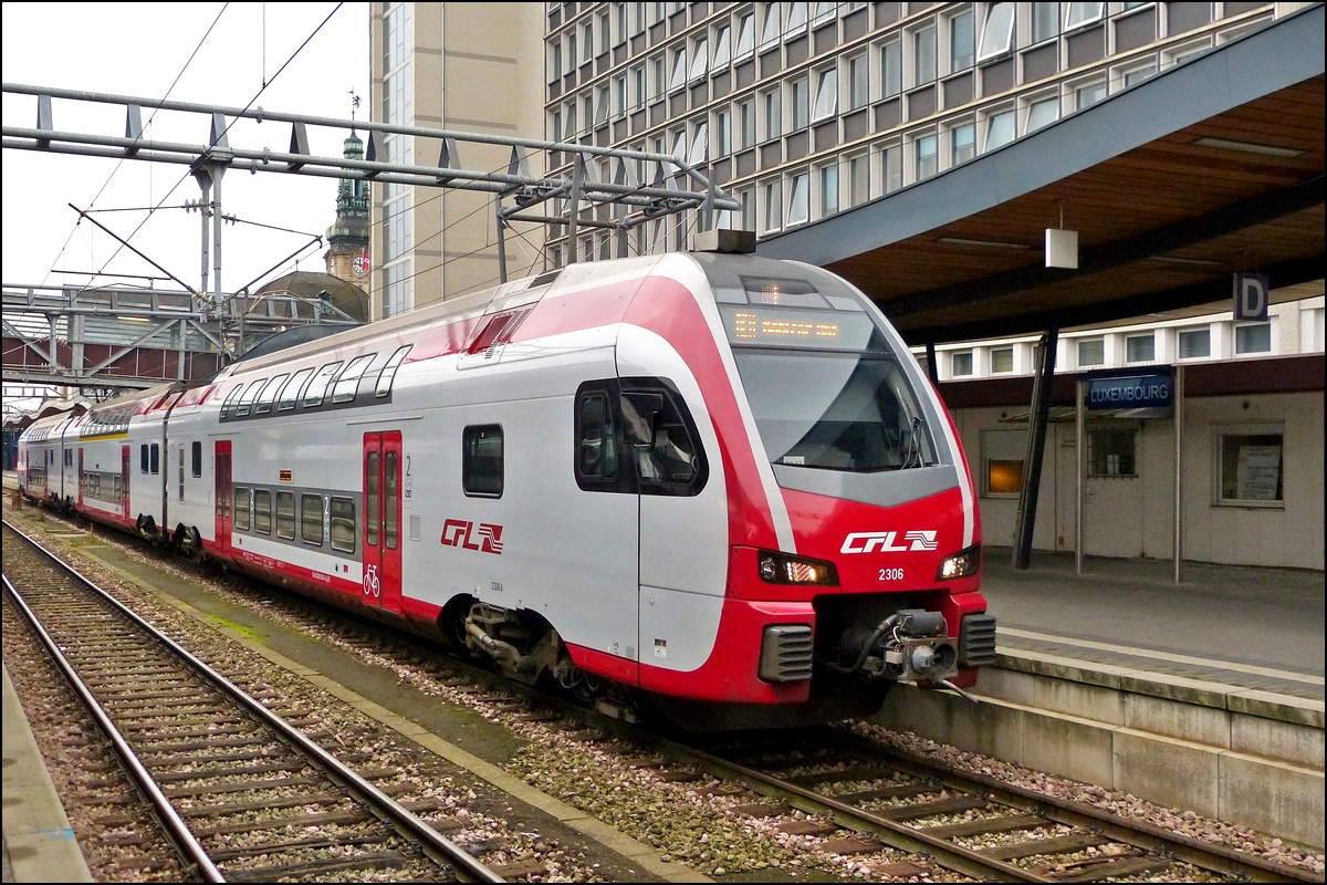 . Der CFL KISS 2306 steht am 29.12.2015 als RE 5119 Luxembourg - Koblenz Hbf am Bahnsteig im Bahnhof der Stadt Luxemburg. (Hans)