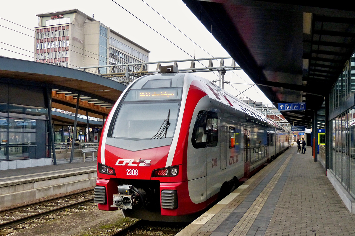 . Der CFL Kiss Z 2308 ist soeben aus Richtung Koblenz in den Bahnhof von Luxemburg Stadt eingefahren. 28.01.2016 (Hans)
