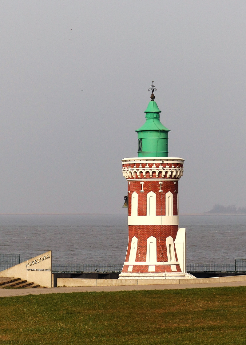. Der Leuchtturm Kaiserschleuse (auch Pingelturm genannt) steht stlich an der Mole zur Einfahrt des Kaiserhafens in Bremerhaven. Das noch in Betrieb befindliche Kaiserschleuse Ostfeuer wurde im Jahre 1900 vom Hafenbaumeister Rudloff erbaut und ist der nrdlichste Leuchtturm der Seestadt. Seit 1984 steht der Leuchtturm unter Denkmalschutz. Die Bauwerkshhe betrgt 15 m, die Leuchtfeuerhhe 10 m.

Der Leuchtturm trgt eine Nebelglocke, die auch heute noch in Betrieb ist.
  
Bremerhaven, 09.04.2018 (Jeanny)