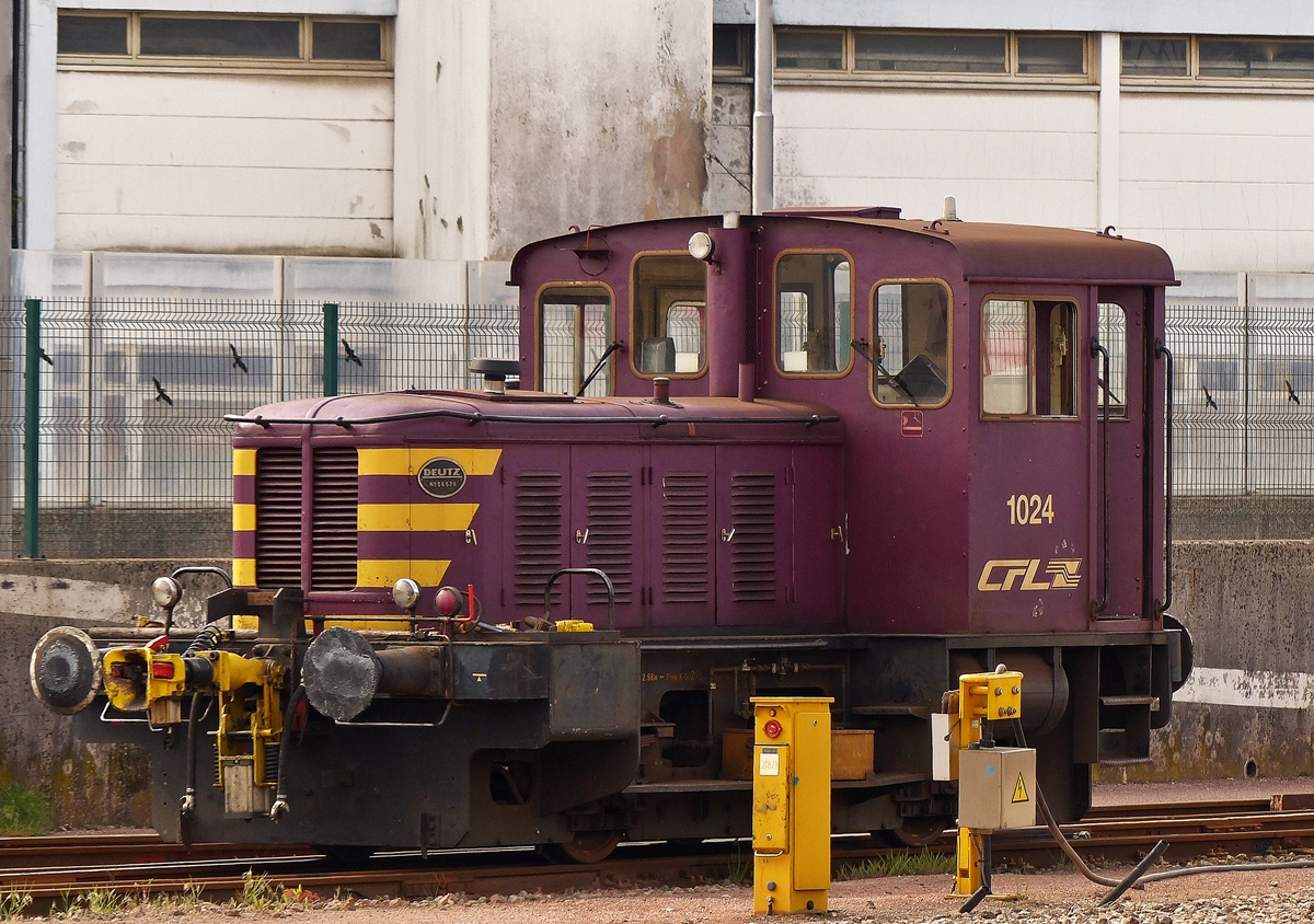 . Die CFL Rangierlok 1024 war am 29.04.2015 im Bahnhof von Luxemburg abgestellt. (Jeanny) 