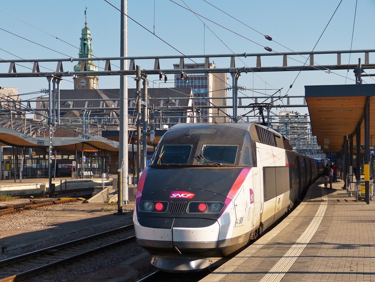 . Die  Rame  505 (SNCF TGV Rseau 28009 bicourant) ist soeben in den Bahnhof von Luxembourg eingefahren. 30.08.2015 (Hans)