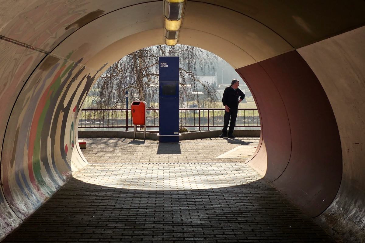 . Die Unterfhrung im Bahnhof von Wasserbillig fhrt direkt an die Mosel. 17.03.2015 (Jeanny)