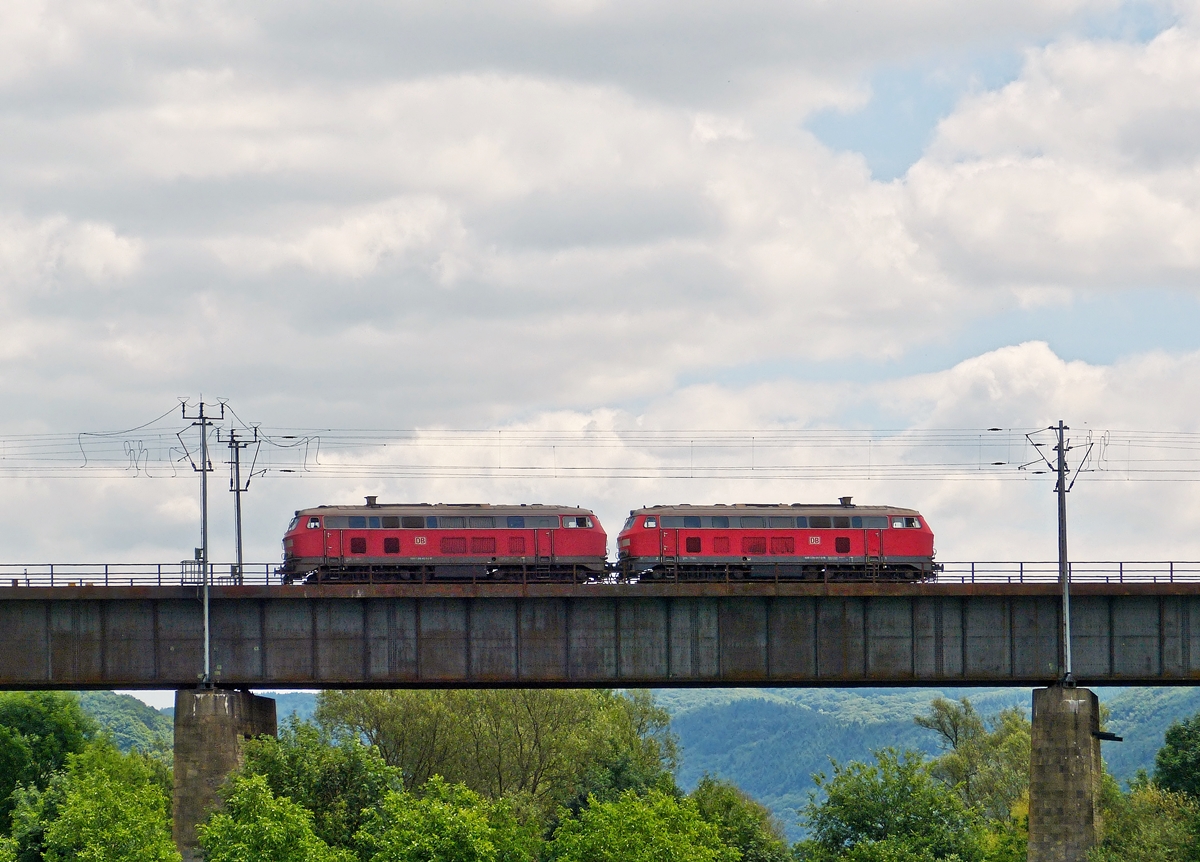 . Ein Lokzug bestehend aus zwei Loks der BR 218 berqueren die Mosel in der Nhe von Edinger-Eller. 21.06.2014 (Hans)