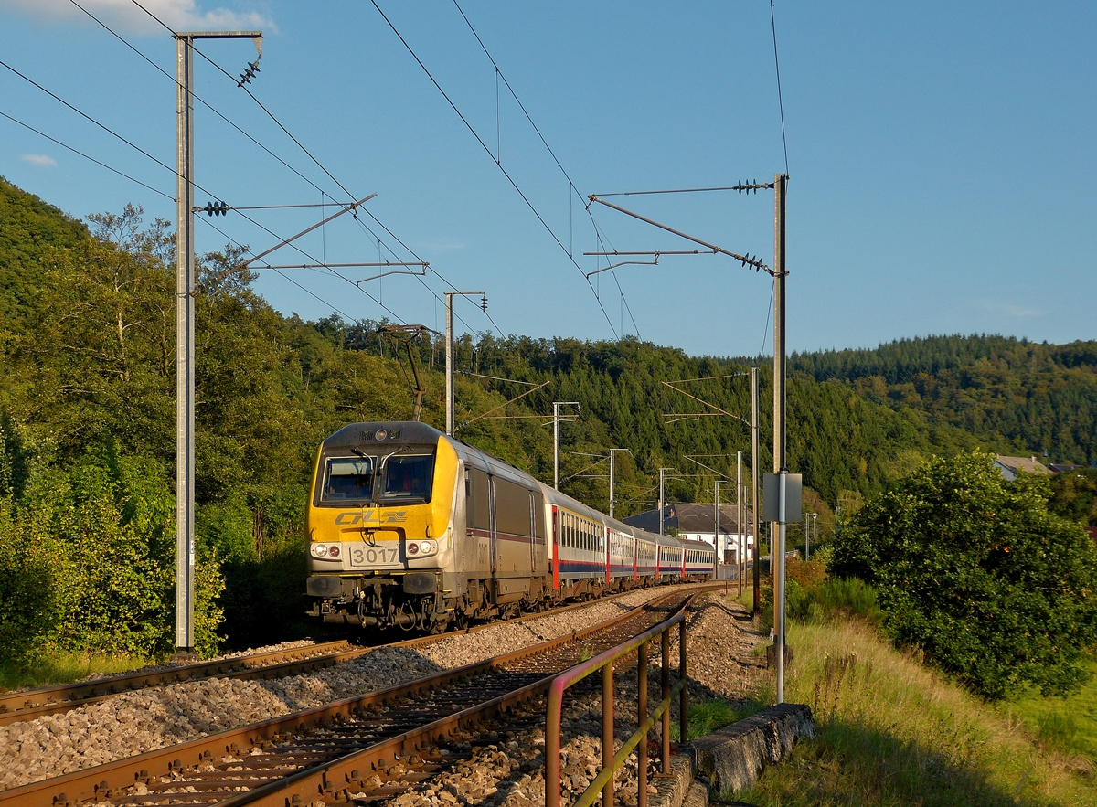 . Im besten Abendlicht des 16.09.2014 zieht die 3017 den IR 118 Luxembourg - Liers durch Drauffelt. (Hans)