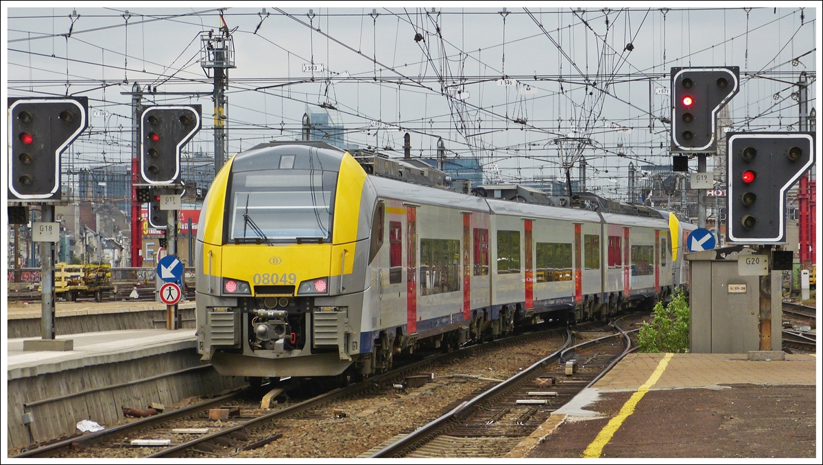 . Voil die belgische Version des Siemens Desiro ML - Am 10.05.2013 verlassen zwei gekuppelte AM08 (051 und 049) als L Zug nach Louvain/Leuven/Lwen den Bahnhof Bruxelles Midi. (Jeanny)