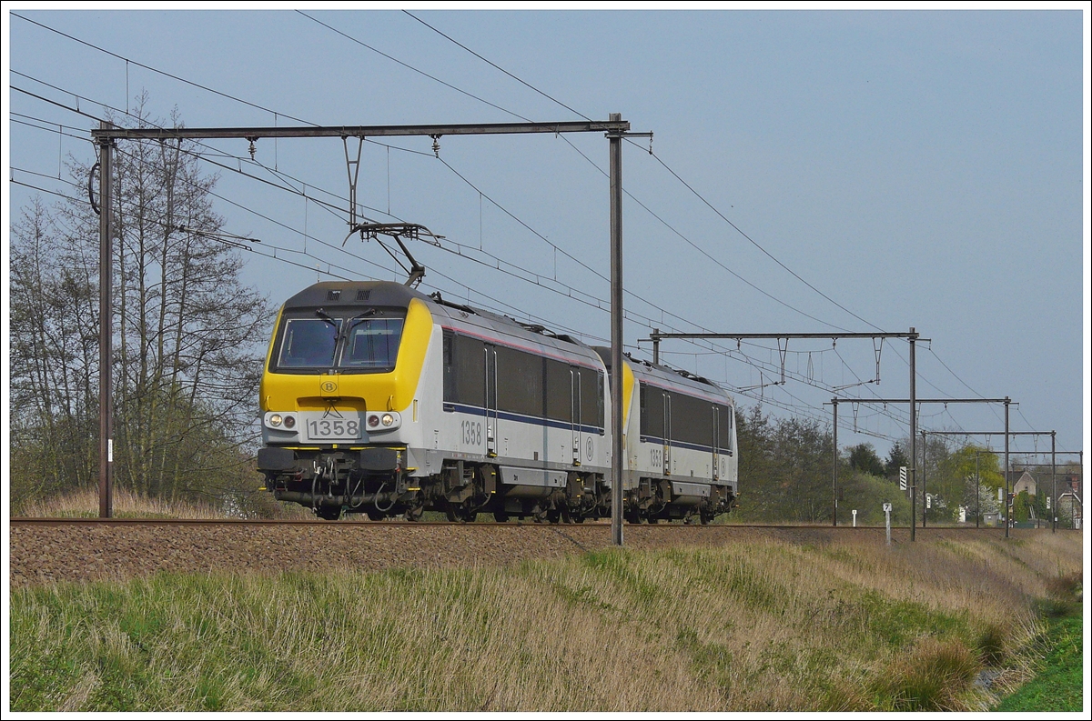 . Zwei Loks der Srie 13 brausen am 10.04.2009 als Lokzug durch Hansbeke. (Jeanny)