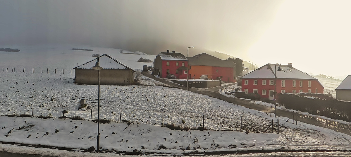 . Zweigeteiltes Erpeldange - Whrend am Neujahrstag 2015 in Richtung Wiltz die Sonne schien, verdunkelte der Nebel die Landschaft in Richtung Kiischpelt. (Jeanny)