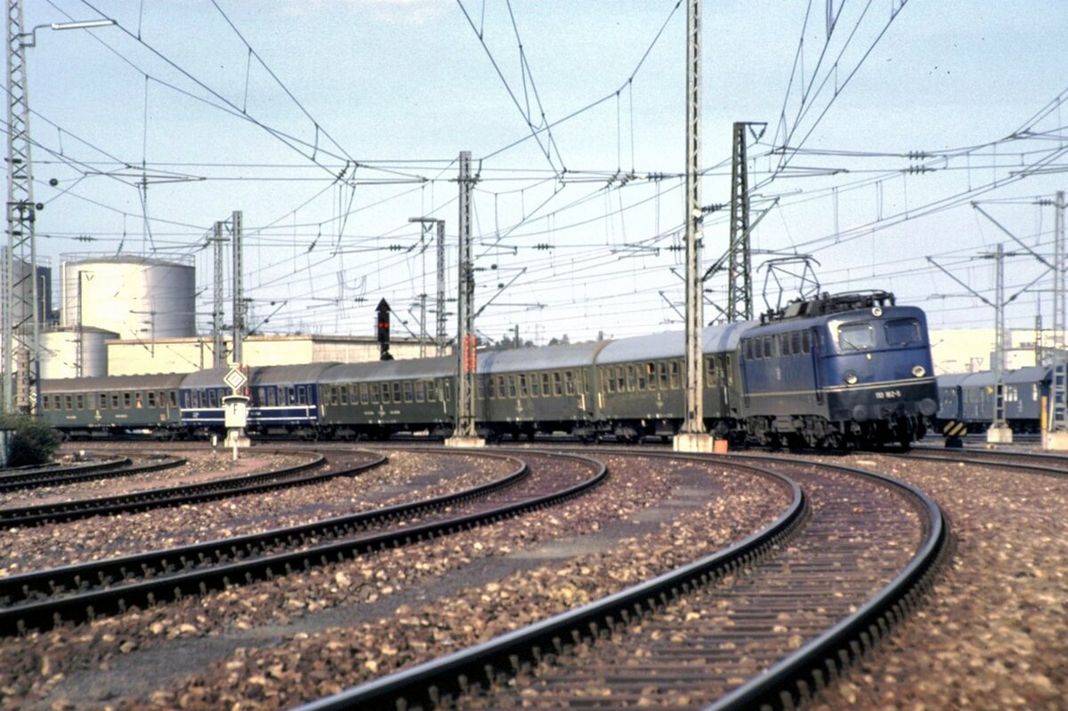 110 162-5 mit Jugoslawien-Express in Bietigheit am 17.04.1982.