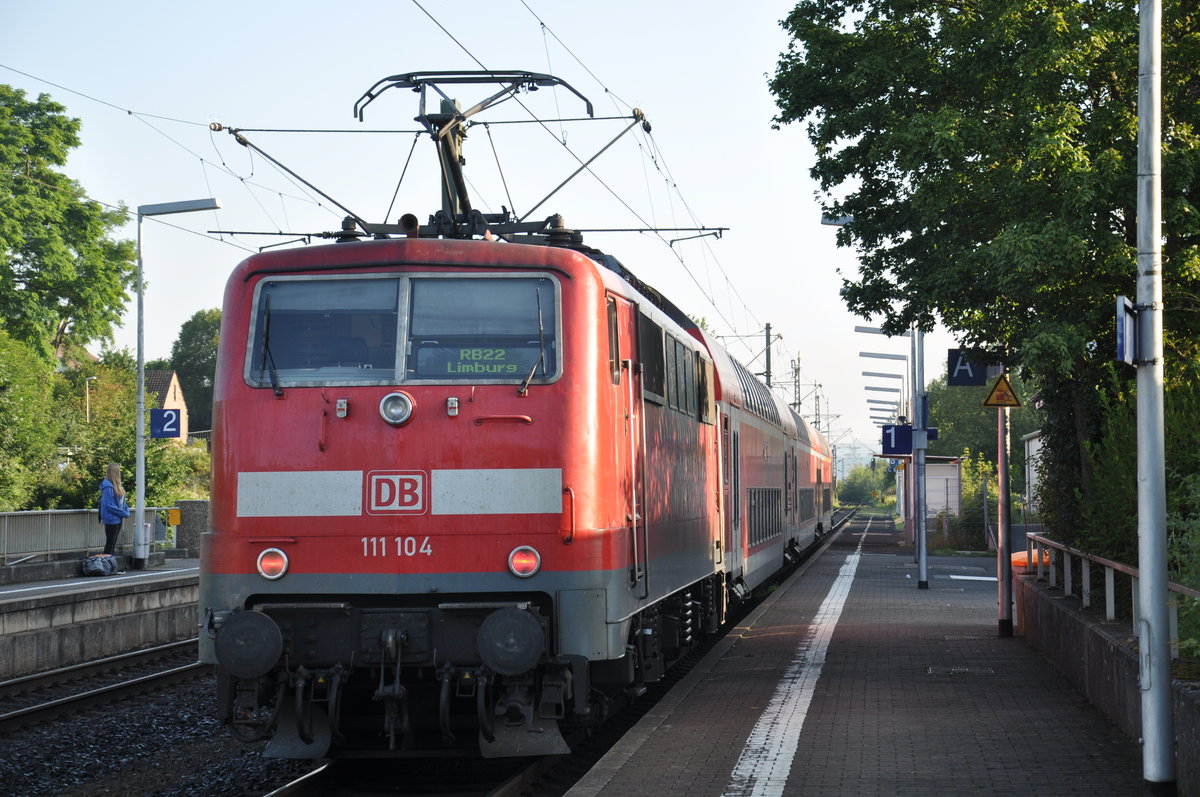 Am 03.07.2017 fuhr 111 104 als Ersatz für eine 143 auf der Main-Lahn-Bahn. Hier wartet sie in Bad Camberg mit ihrer RB22 (15402) auf die Abfahrt in Richtung Limburg.