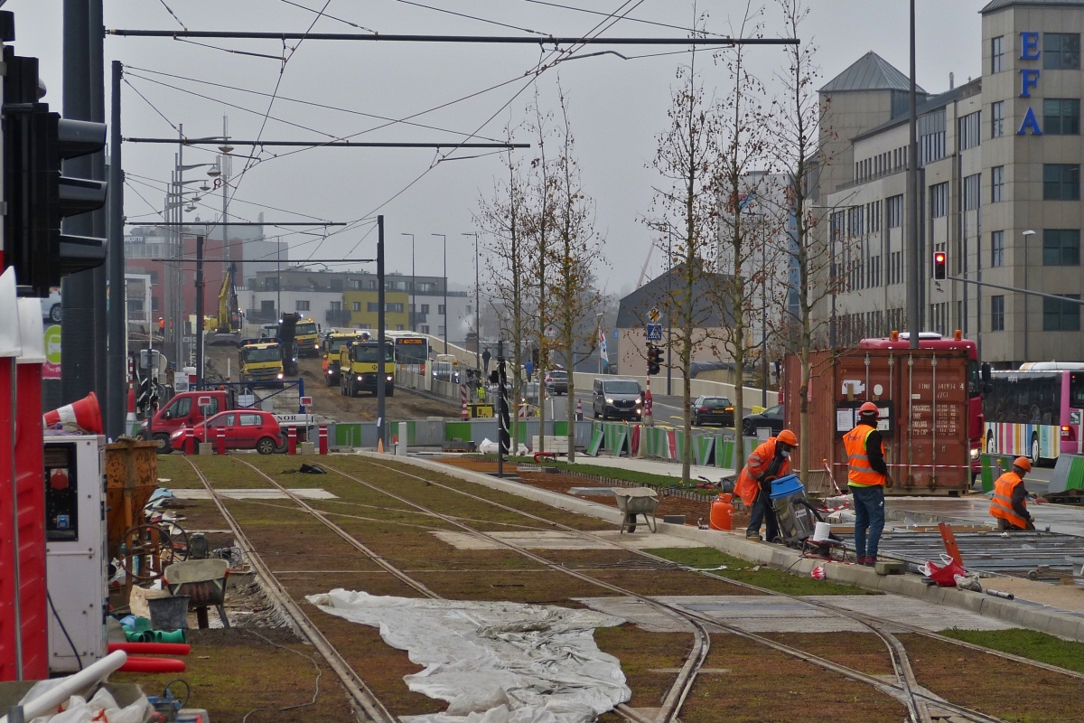 Bauarbeiten an der neuen Straenbahnhaltestelle am Hauptbahnhof der Stadt Luxemburg. 
Ab dem 13. Dezember 2020 verkehrt die Straenbahn im Regelbetrieb ab hier bis zur Haltestelle Luxexpo in Luxembourg-Kirchberg. 18.11.2020 (Hans)
