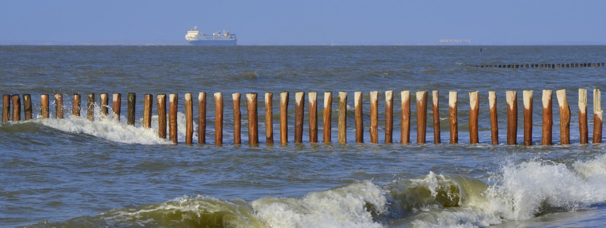 Das Schiff hat den Hafen von Antwerpen verlassen und macht sich auf den Weg in die große weite Welt. Am Strand von Cadzand läuft derweil die Flut auf am 23.04.2015.