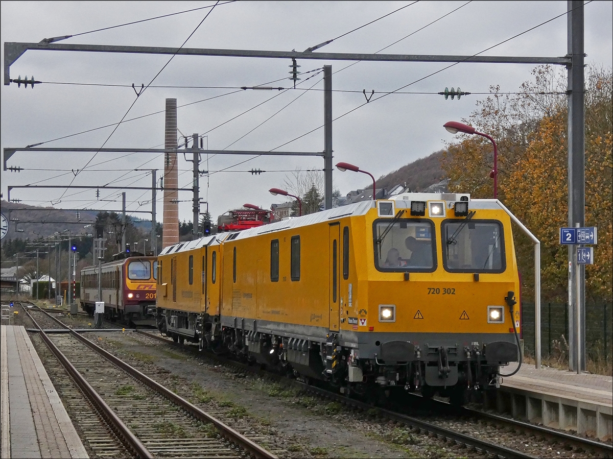 DB Schienenprüfzug  720 302 (D-DB 99 80 9360 008-3) bei der Abfahrt in Wiltz Richtung Kautenbach .  19.11.2018.