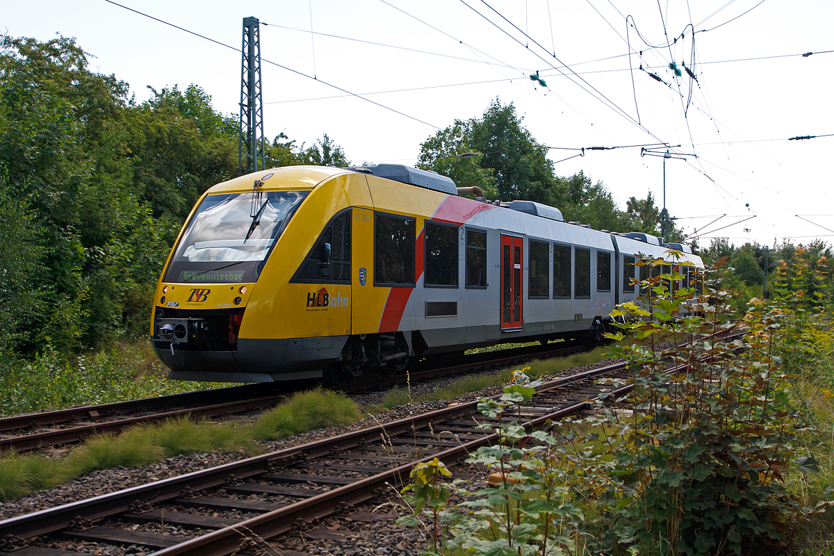 
Der VT 201 (95 80 0648 401-7 D-HEB / 95 80 0648 901-6 D-HEB) ein Alstom Coradia LINT 41 der HLB (Hessische Landesbahn), als RB 15   Taunusbahn  nach Grvenwiesbach, erreicht am 11.08.2014 bald den Bf Friedrichsdorf (Taunus).