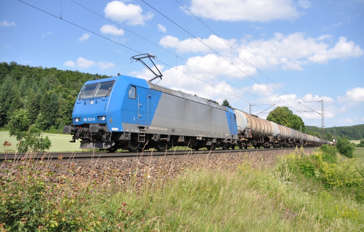 Die 185 523-8 hat einen Ölzug bei Amstetten am Haken, am 26.06.2012.