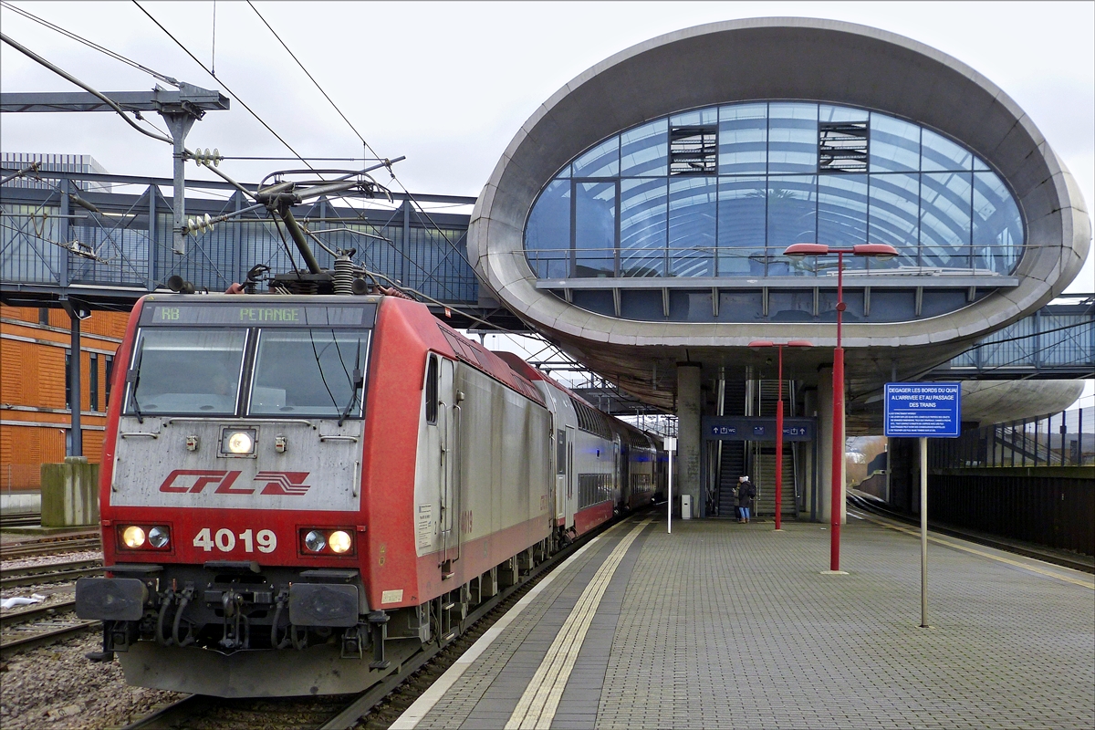 Die CFL Lok 4019 verlsst den Bahnhof Belval Universit in Richtung Ptange. 30.12.2017 (Hans)