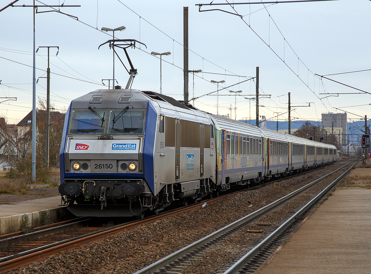 Die SNCF TER Grand Est BB 26150  Sybic  erreicht mit dem TER96282 (Train Express Regional) nach Strasbourg am 29.12.2017 den (Bahnhof) Gare de Saint-Louis (Haut-Rhin).