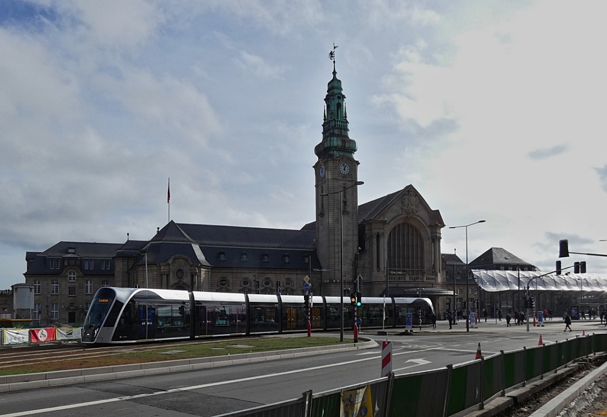 Die Straßenbahn hat vor kurzem die Haltestelle am Bahnhof in Luxemburg Stadt in Richtung Oberstadt verlassen. 04.02.2021
Wegen der Baustelle in Bahnhofsnähe hatte ich die Möglichkeit dieses Foto ohne Fahrzeuge im Bild aufzunehmen. 

