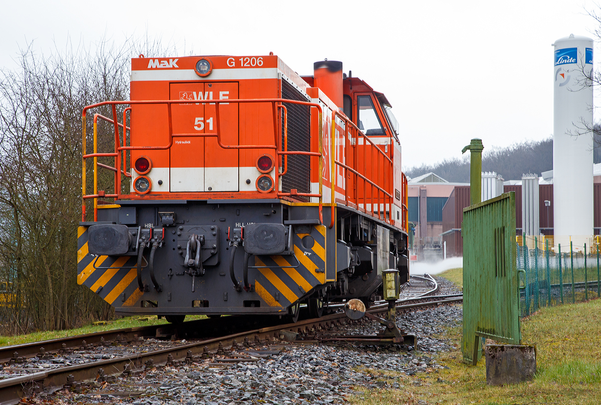 
Die WLE 51 (92 80 1275 106-3 D-WLE)  Kreis Warendorf  (Westflische Landes-Eisenbahn) eine MaK G 1206 steht am 24.03.2016 am dem Werksanschlu der Salzgitter Mannesmann Precision GmbH in Burbach-Holzhausen.

Die Lok wurde 2002 bei Vossloh unter Fabriknummer 1001150 gebaut. 

Die Lokomotive MaK G 1206 ist eine dieselhydraulische Lokomotive, die von der Maschinenbau Kiel (MaK), ehemals DWK - Deutsche Werke Kiel, entwickelt wurde. MaK wurde 1998 von Vossloh gekauft und firmiert seither als Vossloh Locomotives.

Technische Daten der WLE 51
Spurweite: 1.435 mm
Achsfolge : B´B´
Lnge ber Puffer: 14.700 mm
Drehzapfenabstand: 7.200 mm
Drehgestellachsabstand: 2.400 mm
grte Breite: 3.080 mm
Hhe ber Schienenoberkante: 4.220 mm
Raddurchmesser neu: 1.000 mm
kleinster befahrbarer Gleisbogen: 60 m
Dienstgewicht: 87,3 t
Kraftstoffvorrat: 3.500 l

Motor:
Caterpillar 12 Zylinder 4-Takt Dieselmotor mit Abgasturbolader und Ladeluftkhlung vom Typ 3512B DI TA mit einer Leistung von 1.500 kW bei1.800 U/min

Strmungsgetriebe: Voith L5r4zU2
Hchstgeschwindigkeit 100 km/h
max. Schleppgeschwindigkeit : 80 km/h
kleinste Dauerfahrgeschwindigkeit: 10 km/h

Die MaK G 1206 ist im schweren Rangier- und Streckendienst einsetzbar. Sie wurde 1997 zum ersten Mal gebaut und ist nach Deutschland, sterreich, der Schweiz, Luxemburg, Italien, Spanien, den Niederlanden und nach Frankreich verkauft worden. Allein 23 Lokomotiven fahren als BB 61000 bei der SNCF, davon sechs mit MTU-Motor (Die G 1206 gibt es wahlweise mit Caterpillar- oder MTU-Motor).

Eine Weiterentwicklung der MAK 1206 ist die Vossloh G 1700 BB. In erster Linie wurde dabei der Rahmen so gendert, dass die Vossloh Standarddrehgestelle verwendet werden konnten. Motorisiert wurden die Loks mit dem MTU 12V 4000 R20 mit einer unvernderten Leistung von 1500 kW.

Bei der G 1700-2 BB dagegen handelt es sich um eine komplette Neuentwicklung. Die G 1206-2 ist hingegen eine fr den Rangierdienst modifizierte Version der ursprnglichen G 1206. Sie ist mit Caterpillar-Motoren mit lediglich 920 kW und entsprechend kleineren Voith-Getrieben ausgestattet. Ihre Hchstgeschwindigkeit ist auf 50 km/h reduziert worden.