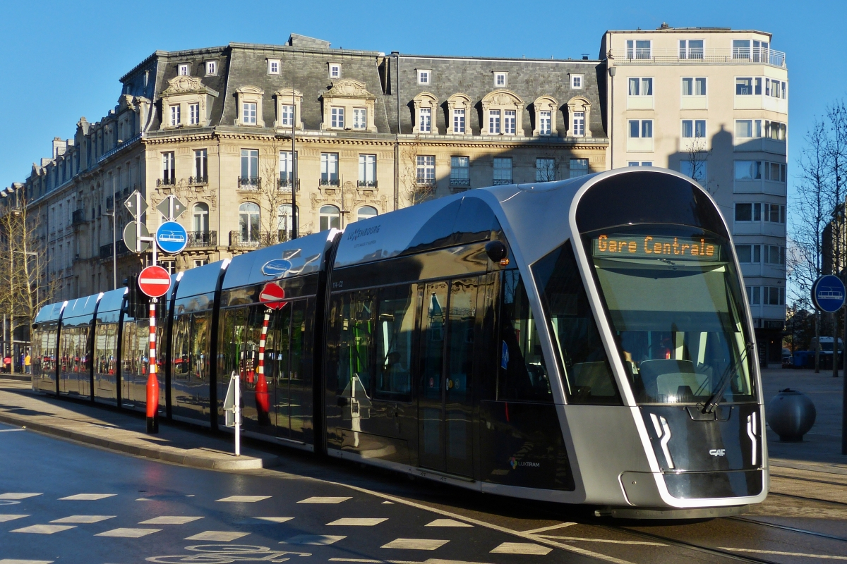 Diese Straenbahn hat soeben die letzte Haltestelle „Place de Paris“ in Richtung Hauptbahnhof von Luxemburg verlassen. 14.01.2022