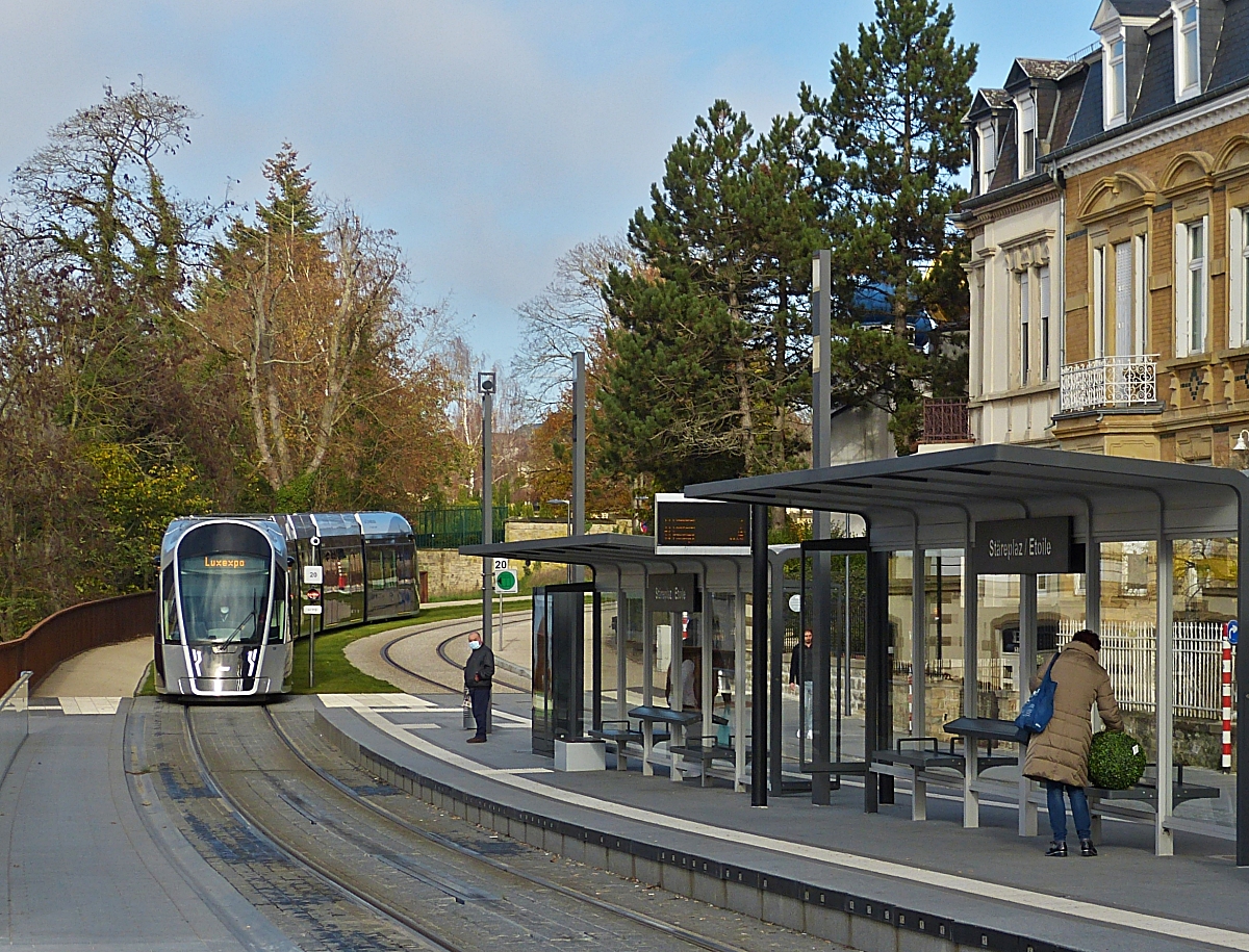 Eine Straenbahn nhert sich am 18.11.2020 der Haltestelle  Streplaz . In der Anzeige ist schon die Endhaltestelle fr die Rckfahrt „Luxexpo“ angegeben. Bis zum 13. Dezember 2020 ist hier die provisorische Endhaltestelle der Straenbahn, danach fhrt sie weiter bis zum Hauptbahnhof der Stadt Luxemburg. (Hans) 