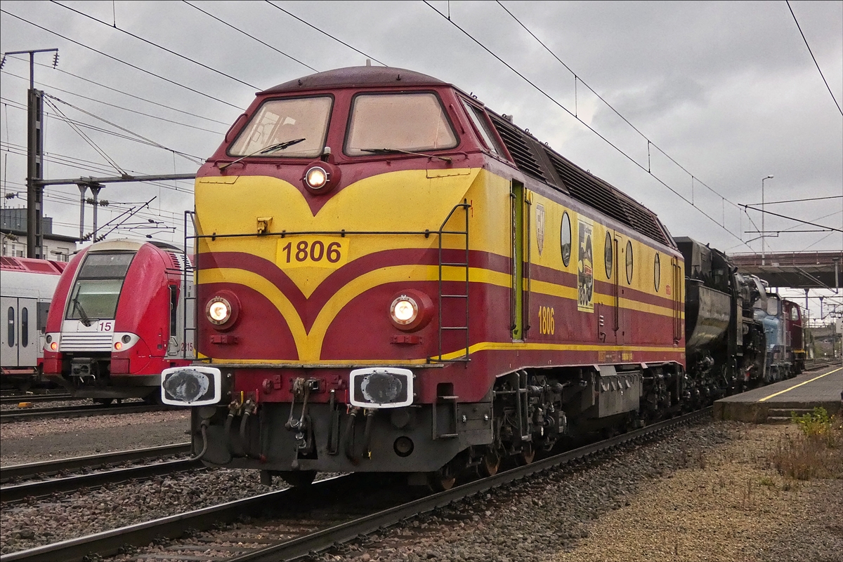 Endlich kommt Lok 1806 mit dem Lok Zug zur Eisenbahnausstellung aus Richtung Luxembourg im Bahnhof von Bettembourg an.  Am Hacken hat sie die Dampflok 5519, E-Lok 3608, sowie die Diesellok 856. 21.10.2017 (Hans)