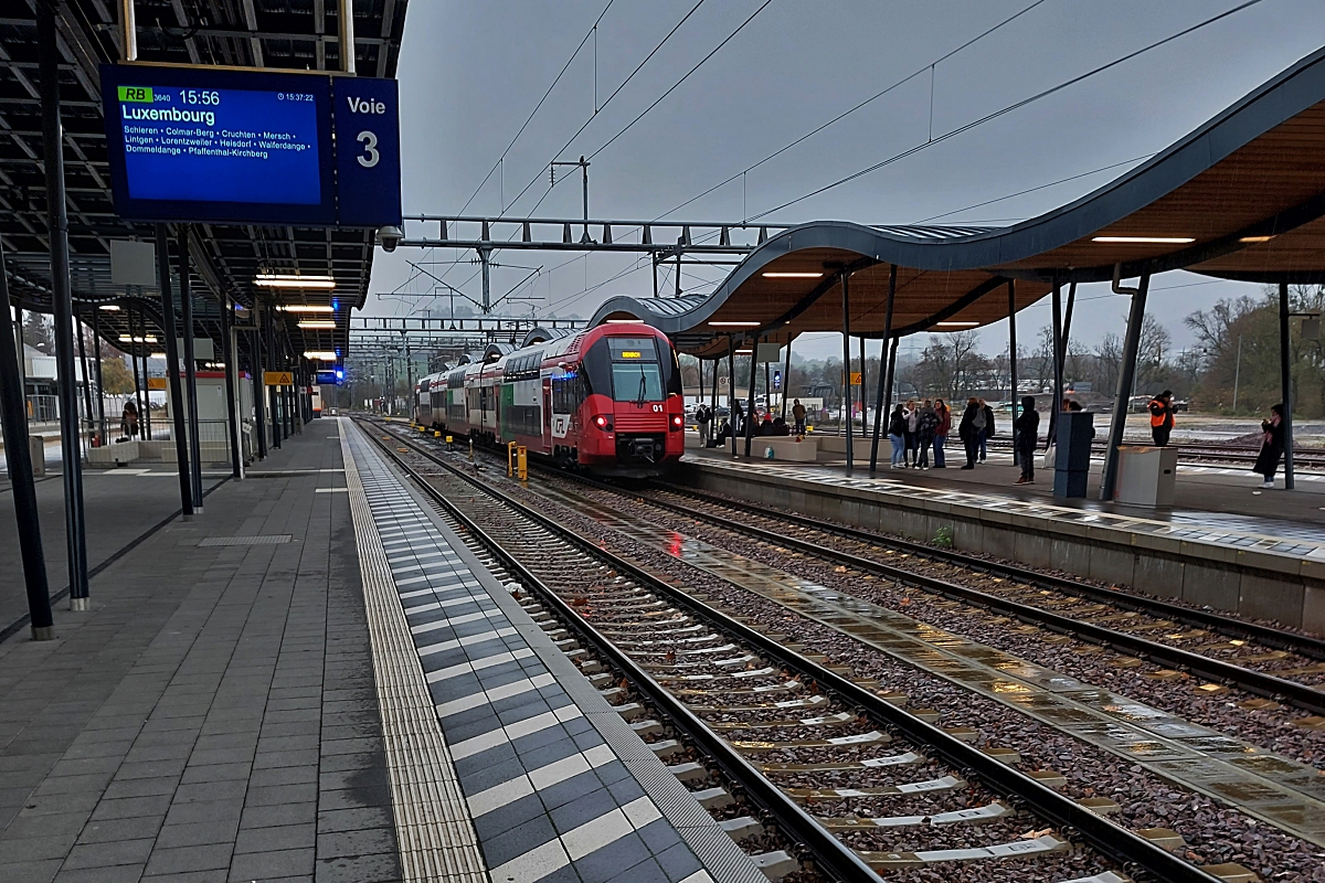 Habe einfach kein glück den im neuen Lok fahrenden Triebzug 2201 der CFL vernünftig zu erwischen, so auch am 27.11.2023 in Ettelbrück, als ich am Bahnsteig ankam war er gerade in Richtung Diekirch abgefahren. (Händyfoto Hans)