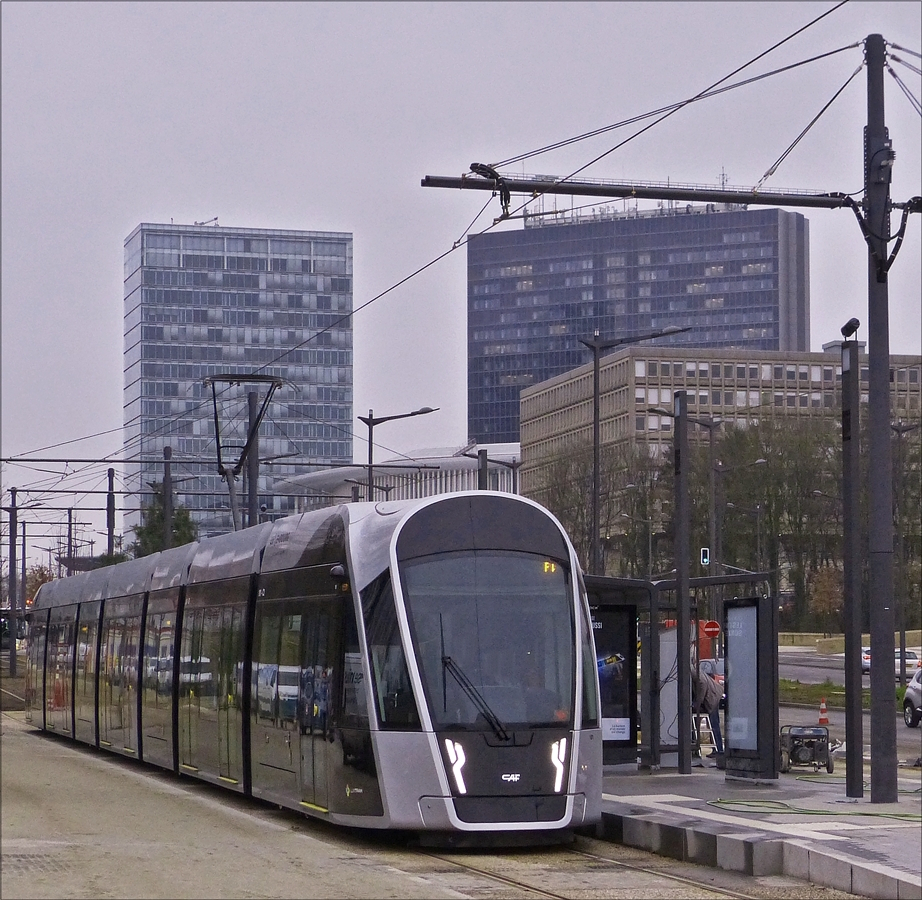 Im Moment noch im Probebetrieb, ab dem 10.12.2017 um 13 Uhr nimmt der Tram in Luxemburg den offiziellen Betrieb auf.
Noch mit hochgefahrenem Stromabnehmer erreicht die Tram die Haltestelle Pfaffental – Roud Breck.  07.12.2017  (Hans)
