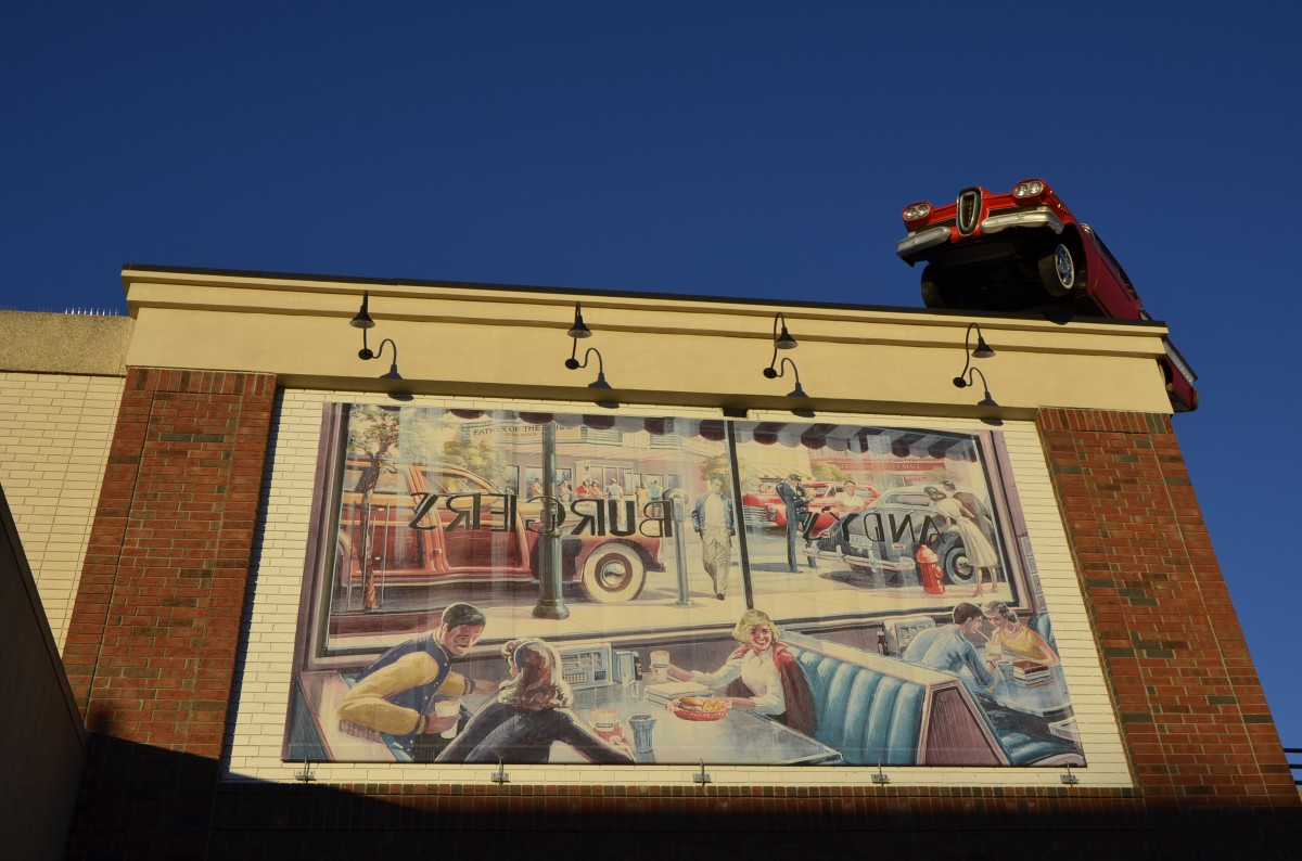 Knstlerisch gestaltete Fassade an einem Warenhaus in Raleigh (NC). Aufnahme vom 08.11.2013