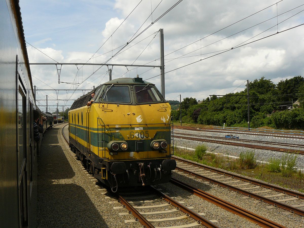 NMBS Diesellok 6305 Rangierabhnhof Ronet, Belgien 23-06-2012.

NMBS dieselloc 6305 vormingstation Ronet, Belgi 23-06-2012.