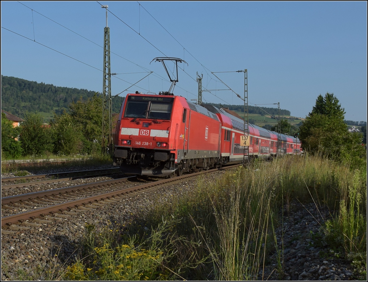 Rheintalumleiter im Hegau.

Die Schwarzwaldbahn mit 146 238 ist allerdings hier heimisch, muss aber diese drei Wochenenden sehr viele zusätzliche Fahrgäste absolut nicht coronaconform befördern.
 
Welschingen, August 2021.