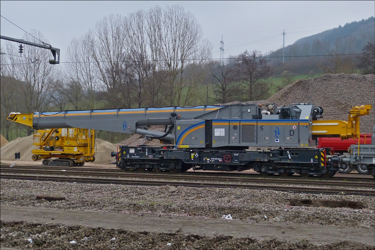 Schwerlastkran KRC 1200 FR (SNCF 99 87 9 319 507-9) steht am 22.11.2018 im Gleisvorfeld in Ettelbrück abgestellt. LüP 15 m; Drehzapfenabstand 10 m, Min. Kurvenradius 90 m, Gewicht 128 t.
Gebaut bei Kirow in Leipzig. Dieser Kran steht schon seit längerem im Gleisbereich des Bahnhofes von Ettelbrück, aber bisher an einer unzugänglichen Stelle.
