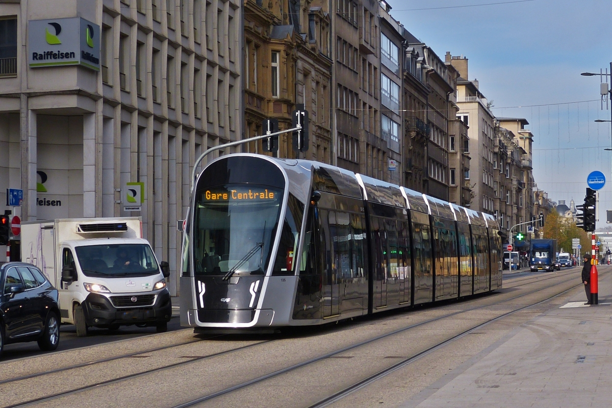 Straenbahnfahrzeug 125 in der Stadt Luxemburg nahe dem Hauptbahnhof aufgenommen. 10.11.2021