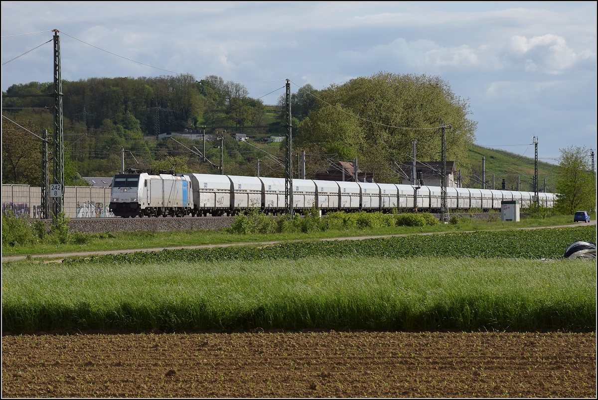 Ungewöhnliche Farbgebung für einen Güterzug. 186 436 der Railpool mit offenen Schüttgutwagen aus Basel richtung Karlsruhe. Schliengen, April 2018.