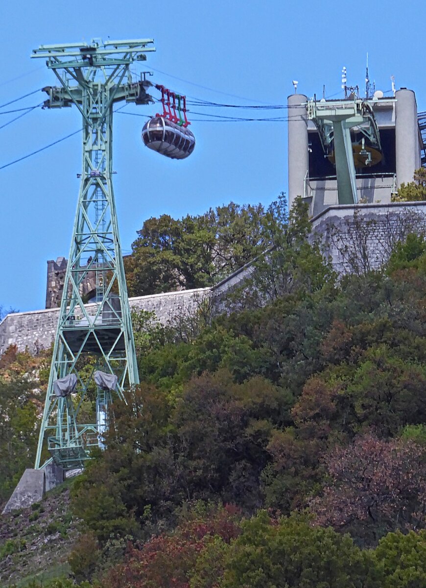 Von der Straße bei der Talstation wurde der Stützmast der Seilbahn von Grenoble mit der Bergstation aufgenommen. 09.2022