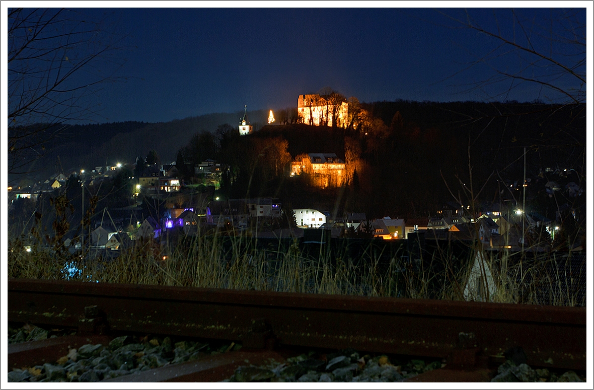 Westerburg bei Nacht am 16.12.2013: 

Blick auf das Schloss Westerburg, im Vordergund das Gleis von der ehemaligen Westerwaldquerbahn.