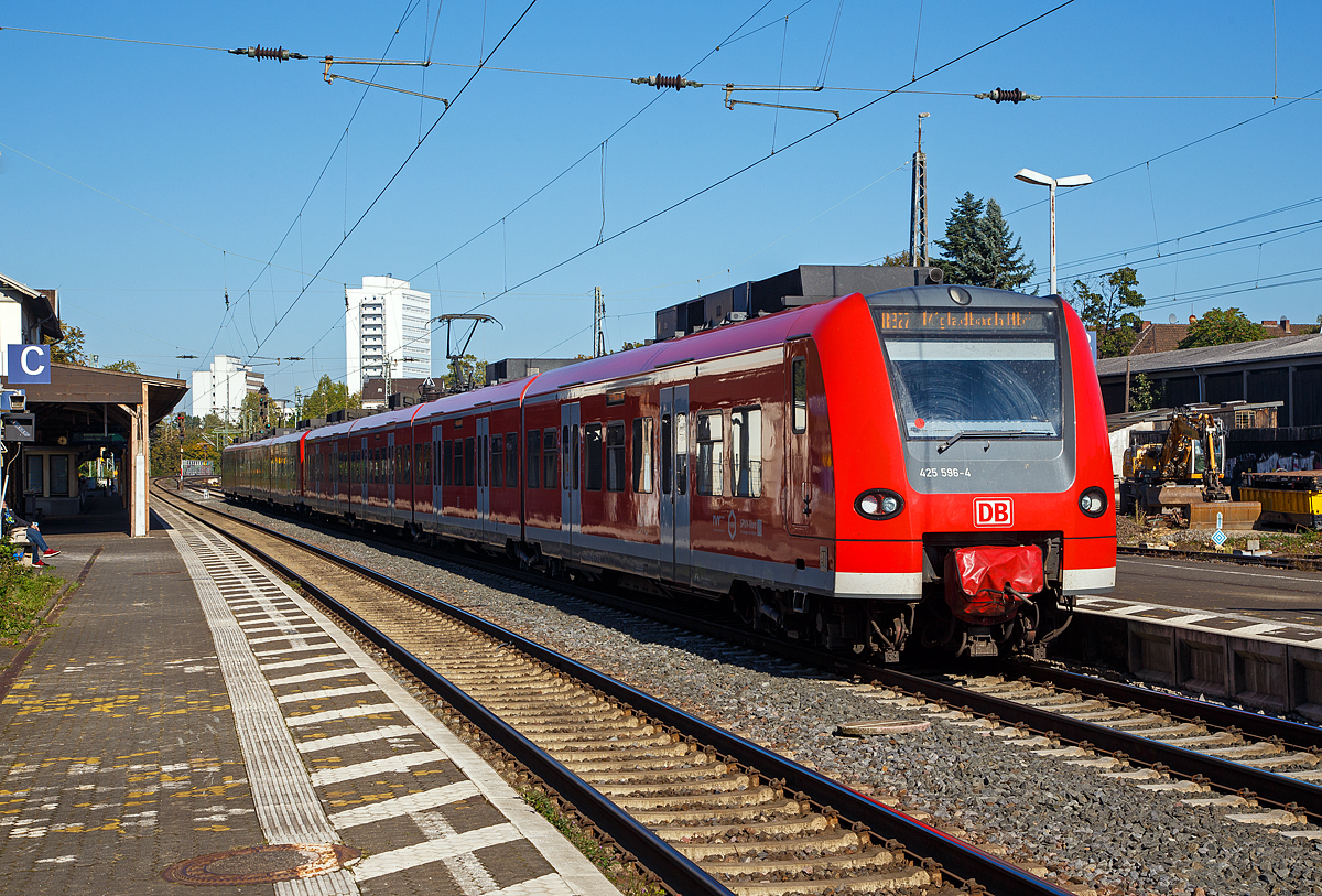 Zwei gekuppelte ET 425er (425 597/425 097 und 425 096/425 596) der DB Regio NRW am 08.10.2021, als RB 27  Rhein-Erft-Bahn  (Koblenz - Kln - Mnchengladbach), beim Halt im Bahnhof Bonn-Beuel.

Vor dem Einsatz der Alstom Coradia Continental (BR 1440), fuhren Loks der BR 143 mit drei DoSto´s diese als RB diese Verbindung. Die ET 425 fhren dagegen, als RE 8  Rhein-Erft-Express , diese Verbindung.
