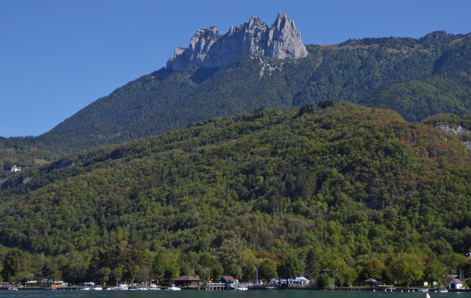 Impressionen von einer Bootsrundfahrt über den See von Annecy, 
Sportboot Anleger vor einer Hügellandschaft. 09.2022
