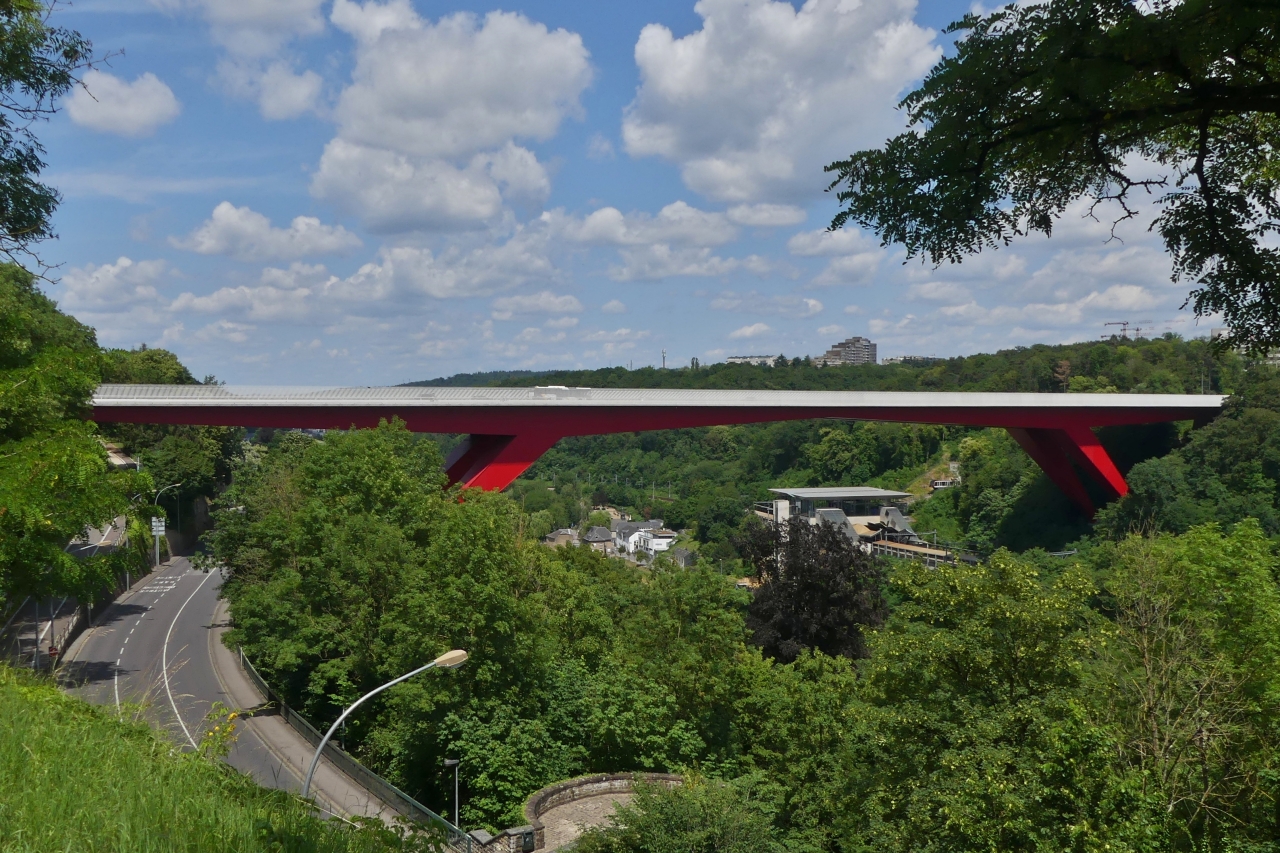 Seit 2018 war die Rote Brücke mit einem Baugerüst zum Neuanstrich verziert, nun ist die Rote Brücke in Luxemburg endlich ohne Baugerüst in neuer Farbpracht zu sehen. 23.06.2023 