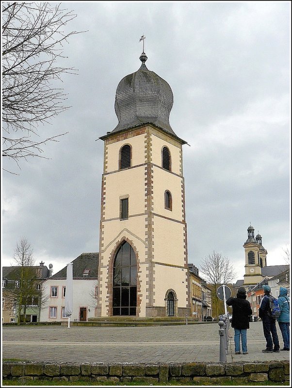 Als Wahrzeichen von Mersch steht der  Alte Turm  aus dem Jahre 1709 mit dem Standbild des Drachentters St Michael, wie ein unbesiegter Ritter auf dem Michaelsplatz. Der Turm erhielt Ende der 90er Jahre einen Weggefhrten in Form eines Drachens, der vom Merscher Bildhauer Paul Eyschen gestaltet wurde. 29.03.09 (Hans) 