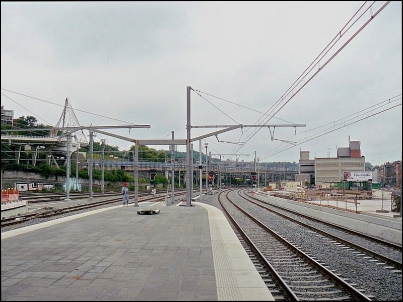 Eine einsame Fotografin am Ende des Bahnsteigs an der nrdlichen Ausfahrt des Bahnhofs Lige Guillemins am 28.06.08. (Hans)