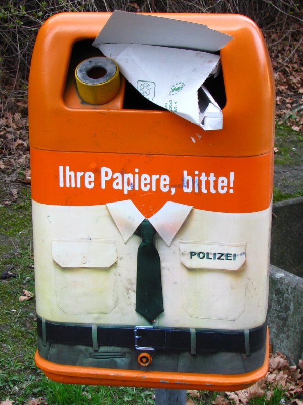 Serie Berliner Mlleimer I: Ihre Papiere, bitte! - 2.April 2009