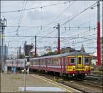 Die AM 62 196 (Baujahr 1962) erreicht unversprayt zusammen mit einer AM City Rail am 27.06.2012 den Bahnhof Bruxelles Midi.