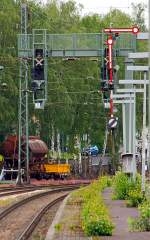   Die Zeiten der Formsignale in Kreuztal gehren wohl bald der Vergangenheit an, die ersten neuen Lichtsignale, wie hier die Signalbrcke (mit Signal 25 ZR 1 und 25 ZR 2) stehen bereits am 30.05.2014.